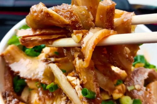 武漢菜市場旁的老味道，牛腰雙拼一絕，環境差來吃的人卻絡繹不絕